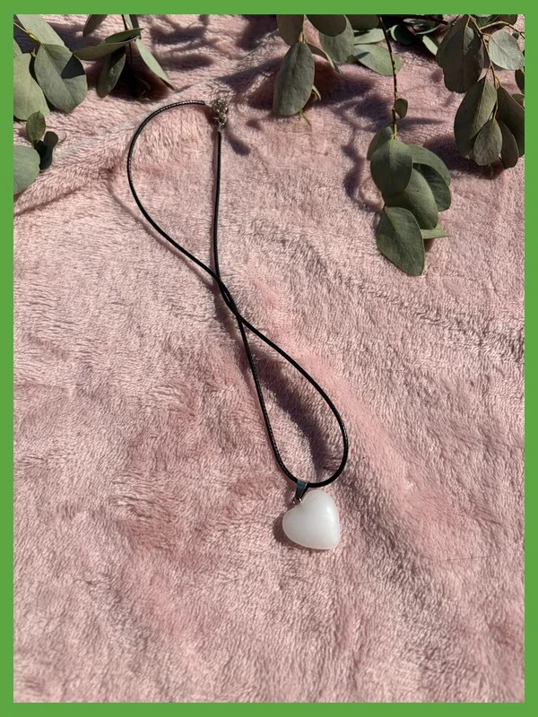 Collier fantaisie coeur blanc cordon noir
